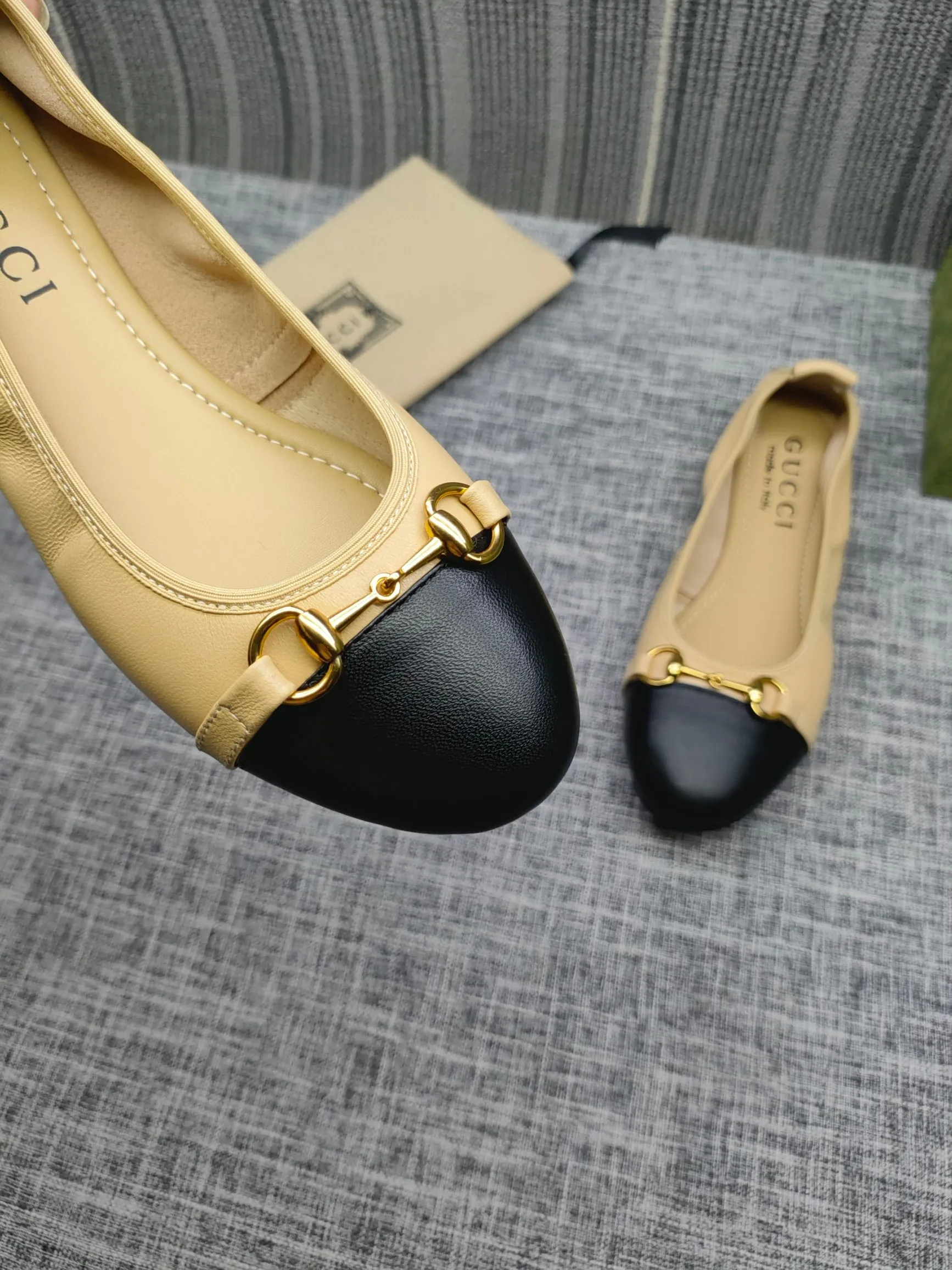 👟👟Ex-factory price 320👟👟 GUCCI's latest horsebit women's flat ballet shoes and egg roll shoes are super comfortable. The fabric is made of imported top-grade soft sheepskin. It is very comfortable on the feet and will not rub your feet. You can also roll it up and put it in your bag. It is easy to carry with you. The super soft soles are a must-have item for fairies whether you are going out for business, work, travel, shopping or at home. Fashionable and versatile, it is an indispensable pair of shoes for you. Fabric: Made of imported soft sheepskin Color: 6 colors available Outsole: PPC rubber outsole Size 34-42 (34.41.42 needs to be customized)
